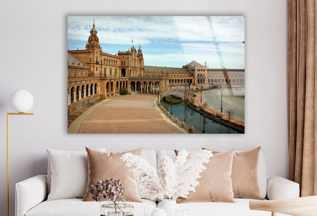 Glaswandkunst Plaza de España – Majestätisches spanisches Wahrzeichen mit malerischem Blick auf den Kanal