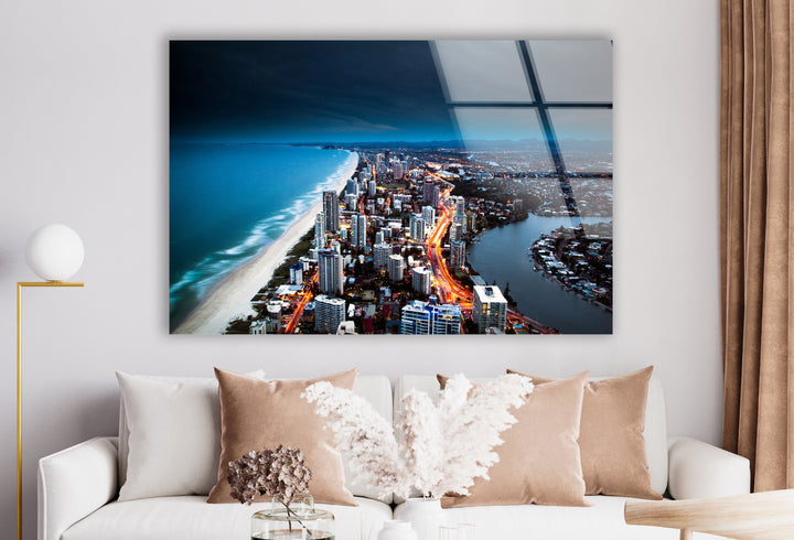 Glaswandkunst mit Skyline von Gold Coast – Majestätischer Blick auf die australische Küstenstadt bei Nacht