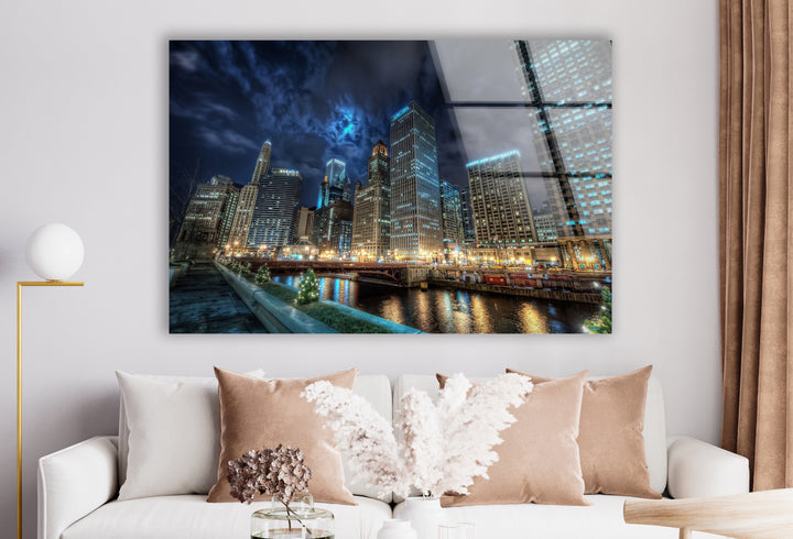 Glaswandkunst mit der Skyline von Chicago – Majestätischer Blick auf Chicagos berühmten Fluss und die Wolkenkratzer bei Nacht