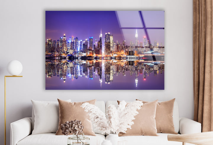 Glaswandkunst mit Skyline von New York City – Kultige Skyline von Manhattan mit atemberaubender Spiegelung am Wasser