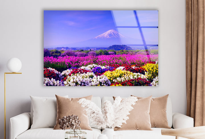 Glaswandkunst mit dem Fuji und dem Blumenfeld – Majestätischer Blick auf Japans ikonische Berge und blühende Landschaft