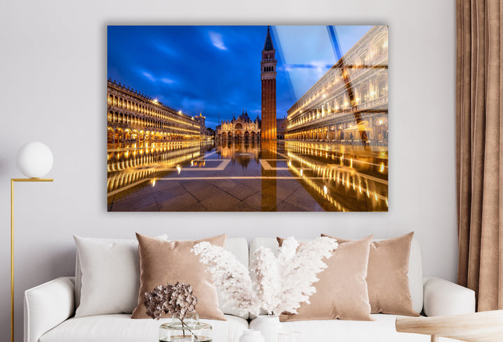 Glaswandkunst am Markusplatz – Majestätisches Wahrzeichen von Venedig mit beleuchtetem Campanile