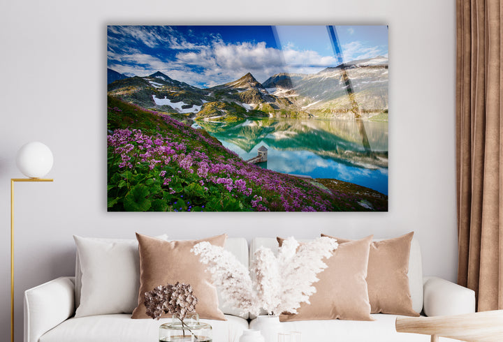 Norwegischer Fjord – Glaswandkunst – Majestätischer Berg mit blühenden Blumen
