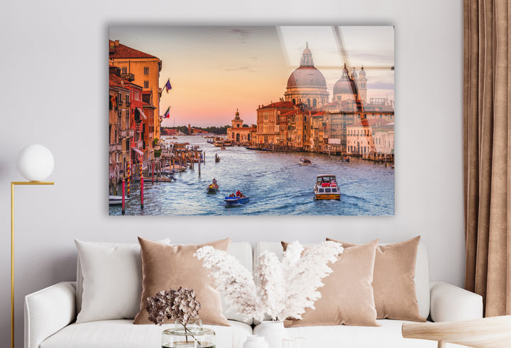 Glaswandkunst am Kanal von Venedig – Ikonischer Blick auf den Canal Grande bei Sonnenuntergang mit Booten