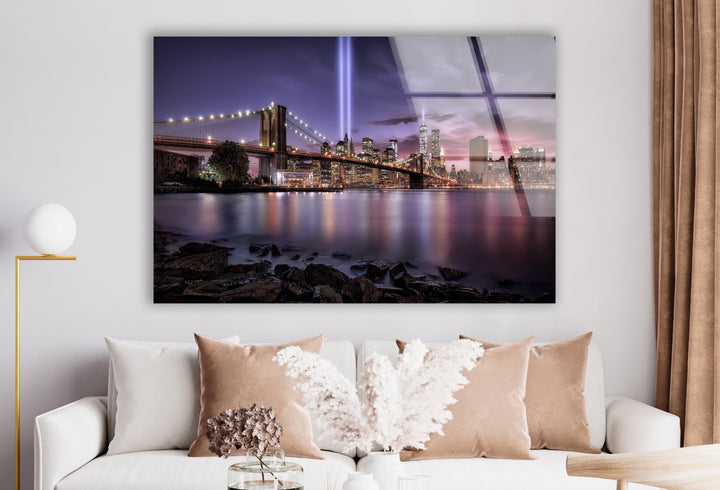 Brooklyn Bridge Glaswandkunst – Atemberaubende Skyline von NYC mit Tribut im Licht