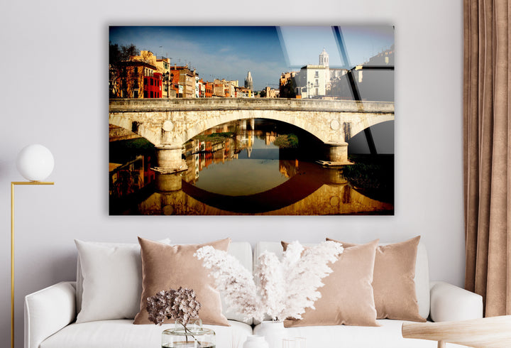 Glaswandkunst mit der Girona-Brücke – malerischer Blick auf die spanische Stadt mit Spiegelung im Fluss