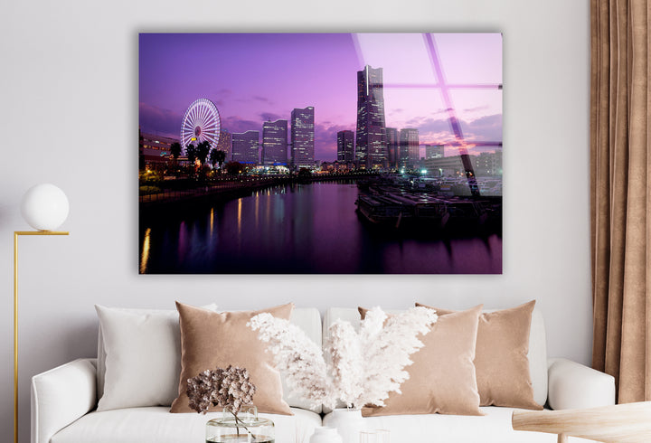 Glaswandkunst mit der Skyline von Yokohama – Atemberaubender Blick auf das Wasser mit Riesenrad bei Sonnenuntergang