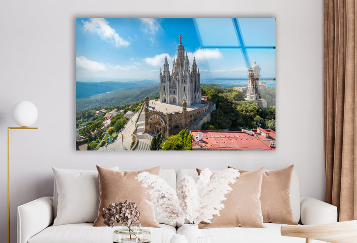 Glaswandkunst der Tibidabo-Kathedrale – Majestätischer Blick auf Barcelonas berühmten Berg und die Kirche