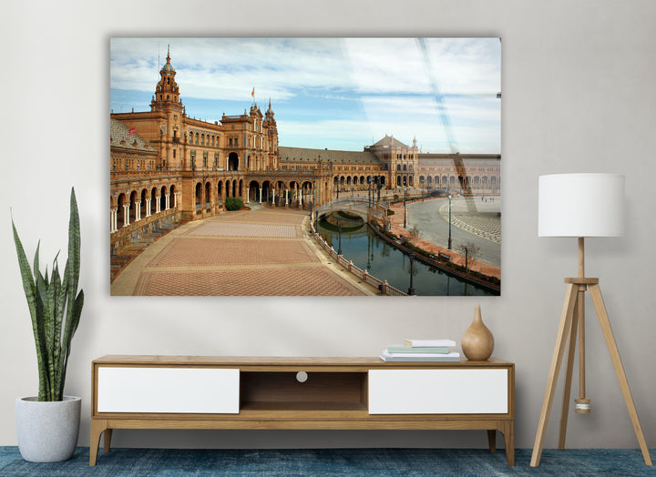 Glaswandkunst Plaza de España – Majestätisches spanisches Wahrzeichen mit malerischem Blick auf den Kanal