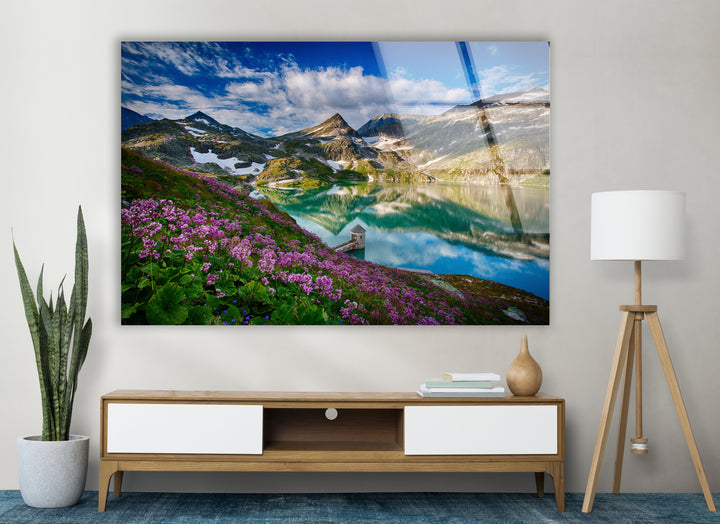 Norwegischer Fjord – Glaswandkunst – Majestätischer Berg mit blühenden Blumen