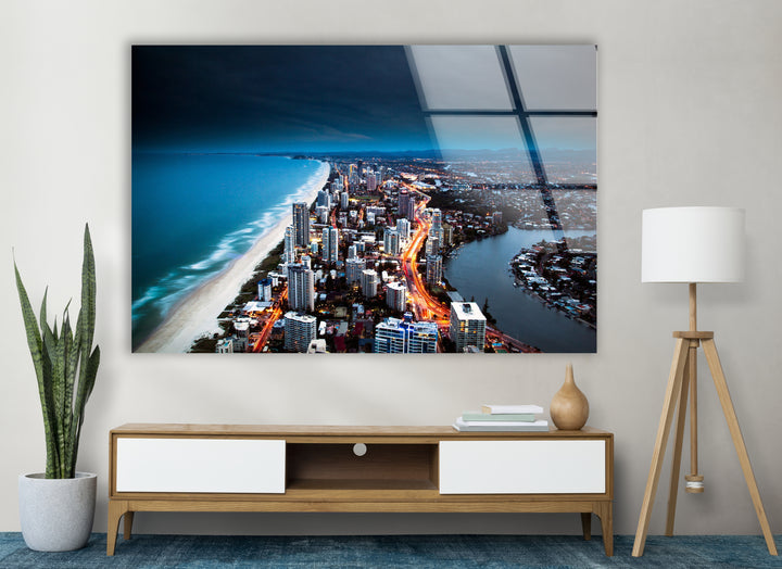 Glaswandkunst mit Skyline von Gold Coast – Majestätischer Blick auf die australische Küstenstadt bei Nacht