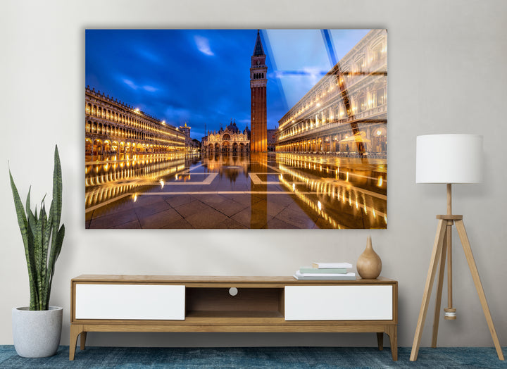 Glaswandkunst am Markusplatz – Majestätisches Wahrzeichen von Venedig mit beleuchtetem Campanile