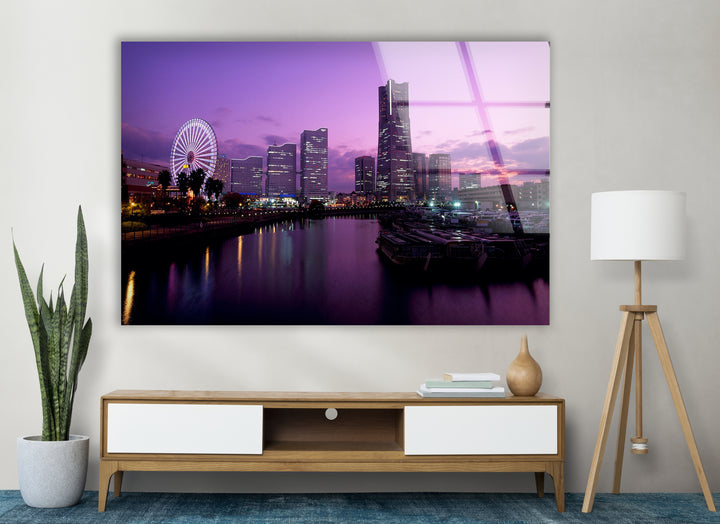 Glaswandkunst mit der Skyline von Yokohama – Atemberaubender Blick auf das Wasser mit Riesenrad bei Sonnenuntergang