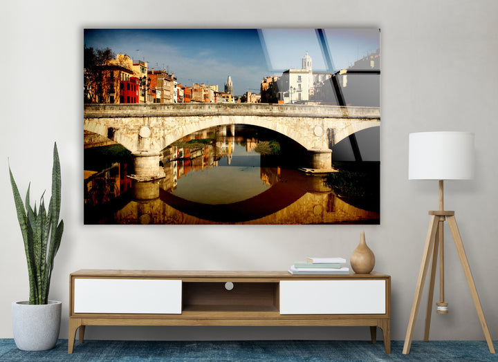 Glaswandkunst mit der Girona-Brücke – malerischer Blick auf die spanische Stadt mit Spiegelung im Fluss