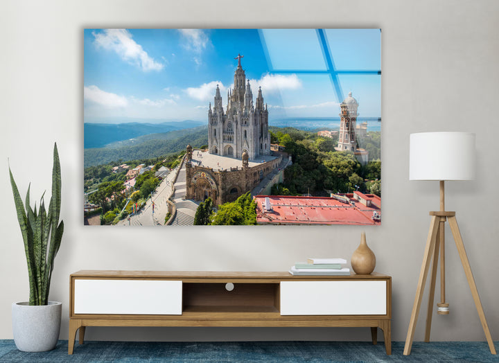 Glaswandkunst der Tibidabo-Kathedrale – Majestätischer Blick auf Barcelonas berühmten Berg und die Kirche