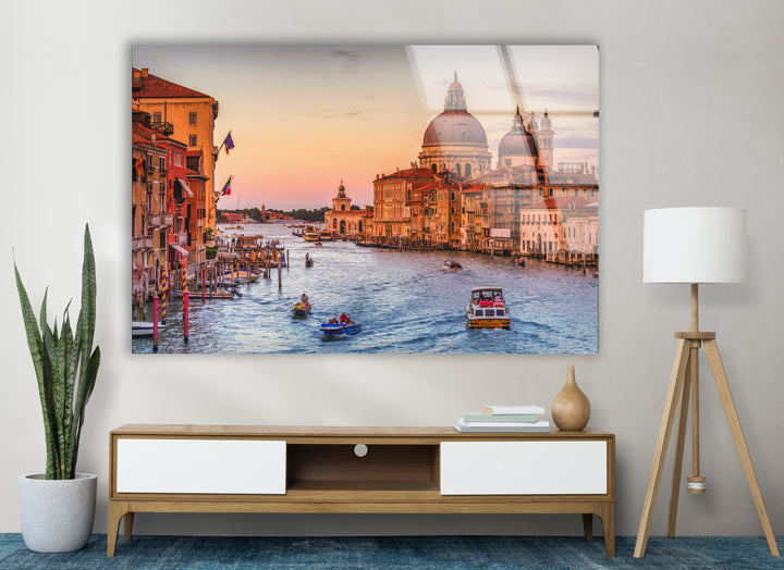 Glaswandkunst am Kanal von Venedig – Ikonischer Blick auf den Canal Grande bei Sonnenuntergang mit Booten