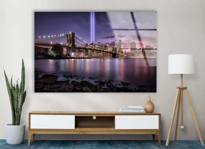 Brooklyn Bridge Glaswandkunst – Atemberaubende Skyline von NYC mit Tribut im Licht