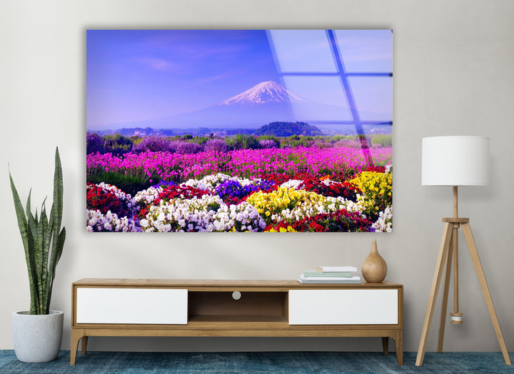 Glaswandkunst mit dem Fuji und dem Blumenfeld – Majestätischer Blick auf Japans ikonische Berge und blühende Landschaft