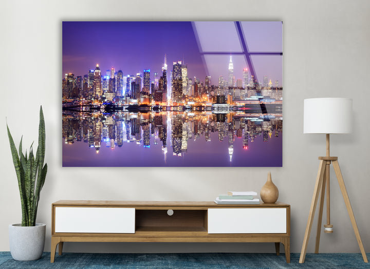 Glaswandkunst mit Skyline von New York City – Kultige Skyline von Manhattan mit atemberaubender Spiegelung am Wasser