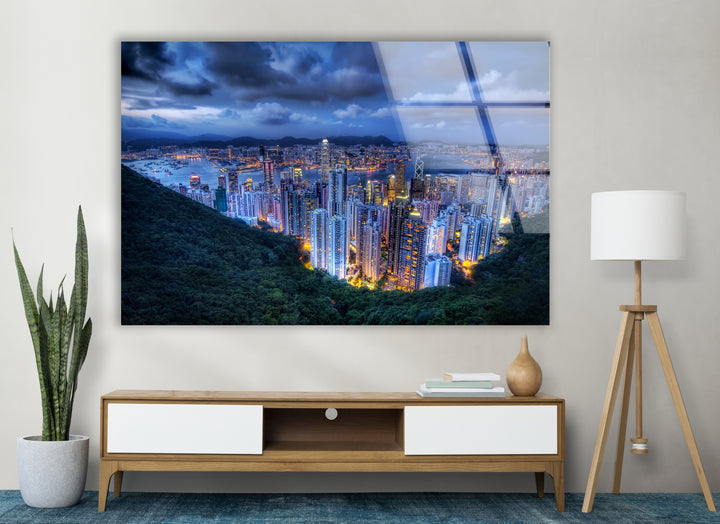 Glaswandkunst mit Skyline von Hongkong – Atemberaubender Blick auf die Lichter der Stadt und den Hafen in der Abenddämmerung
