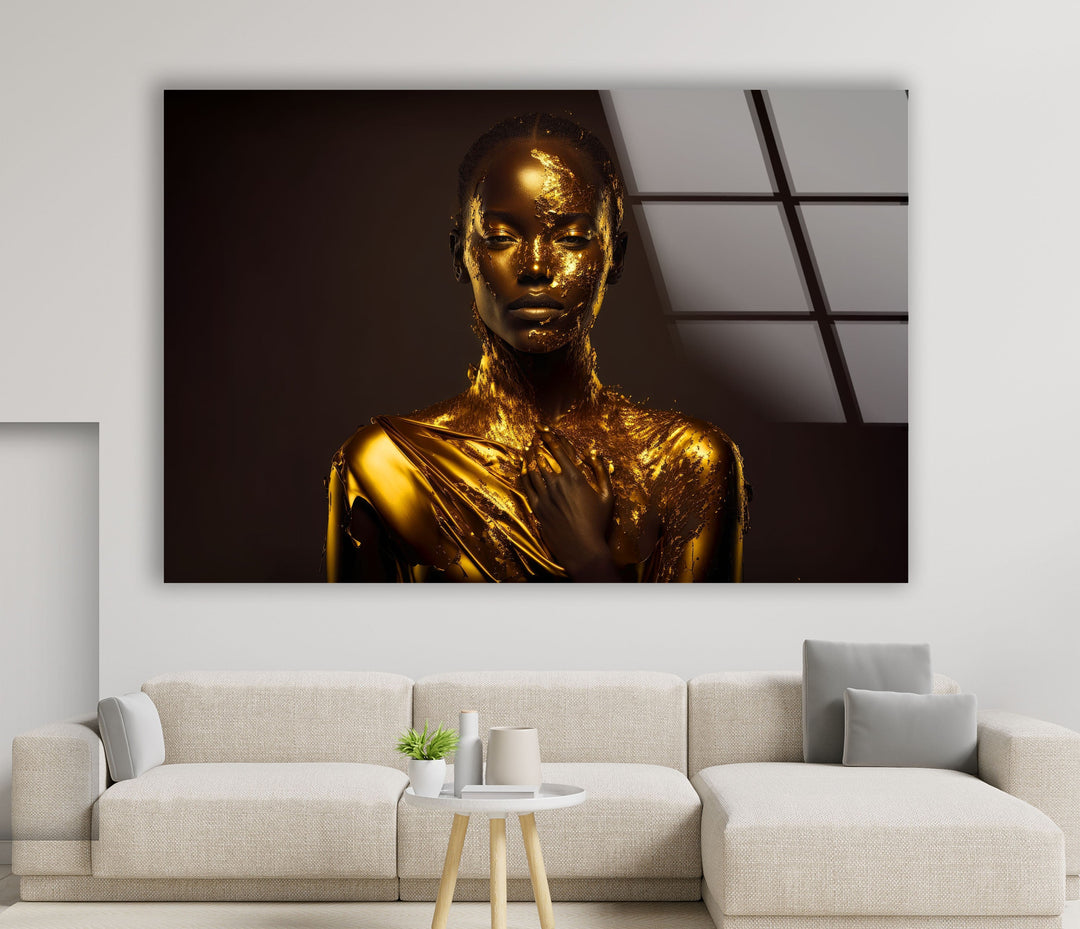 Porträt einer Frau mit goldener Glaswandkunst