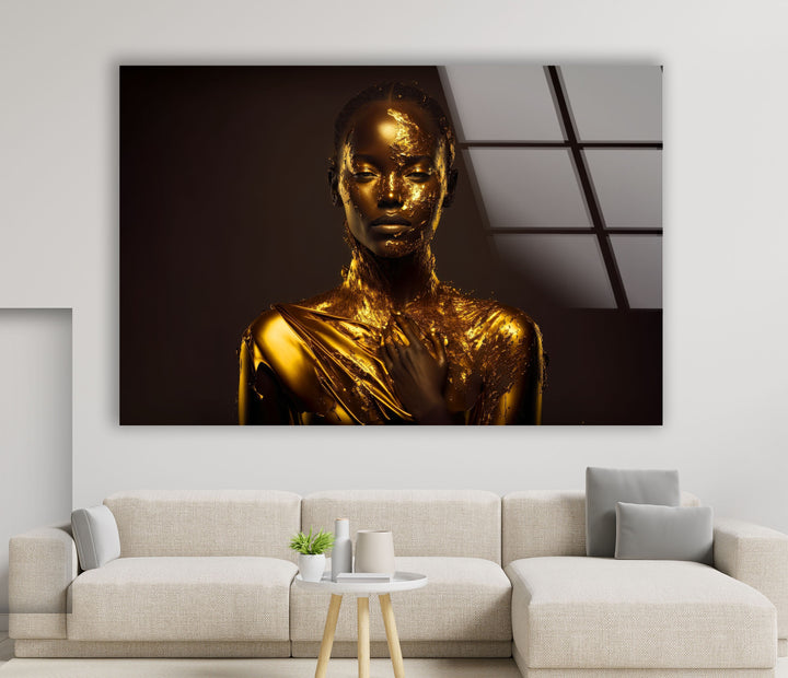 Porträt einer Frau mit goldener Glaswandkunst