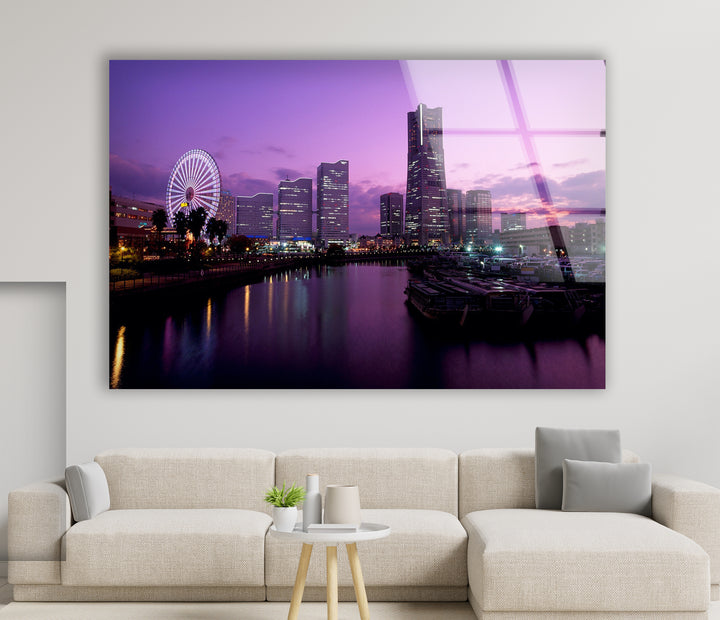 Glaswandkunst mit der Skyline von Yokohama – Atemberaubender Blick auf das Wasser mit Riesenrad bei Sonnenuntergang