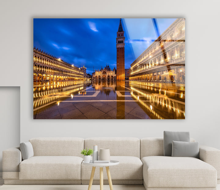 Glaswandkunst am Markusplatz – Majestätisches Wahrzeichen von Venedig mit beleuchtetem Campanile