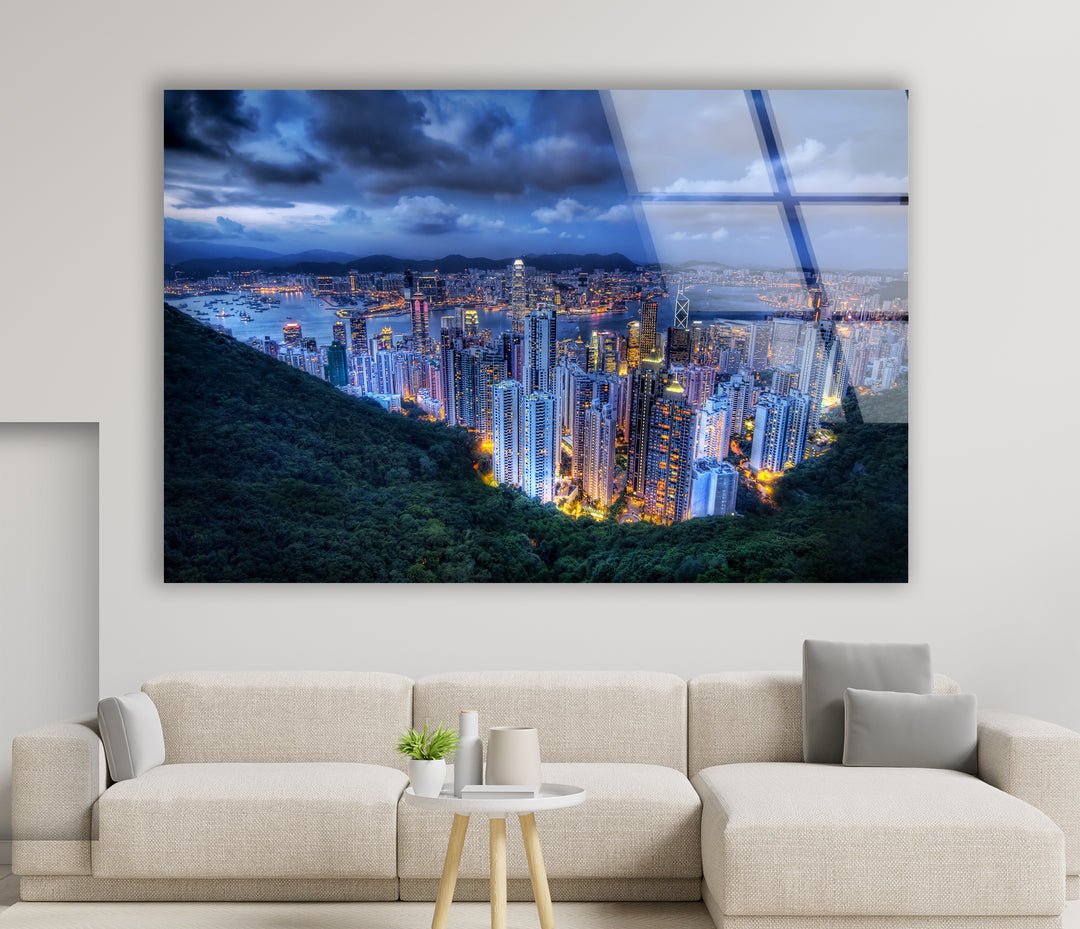 Glaswandkunst mit Skyline von Hongkong – Atemberaubender Blick auf die Lichter der Stadt und den Hafen in der Abenddämmerung