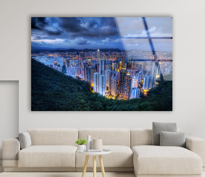 Glaswandkunst mit Skyline von Hongkong – Atemberaubender Blick auf die Lichter der Stadt und den Hafen in der Abenddämmerung