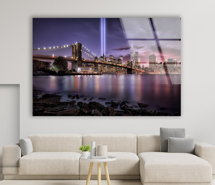 Brooklyn Bridge Glaswandkunst – Atemberaubende Skyline von NYC mit Tribut im Licht