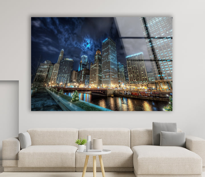 Glaswandkunst mit der Skyline von Chicago – Majestätischer Blick auf Chicagos berühmten Fluss und die Wolkenkratzer bei Nacht