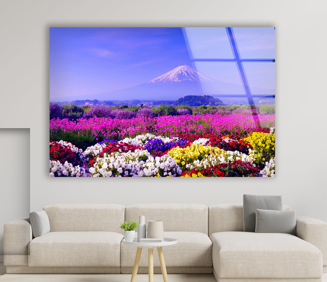 Glaswandkunst mit dem Fuji und dem Blumenfeld – Majestätischer Blick auf Japans ikonische Berge und blühende Landschaft