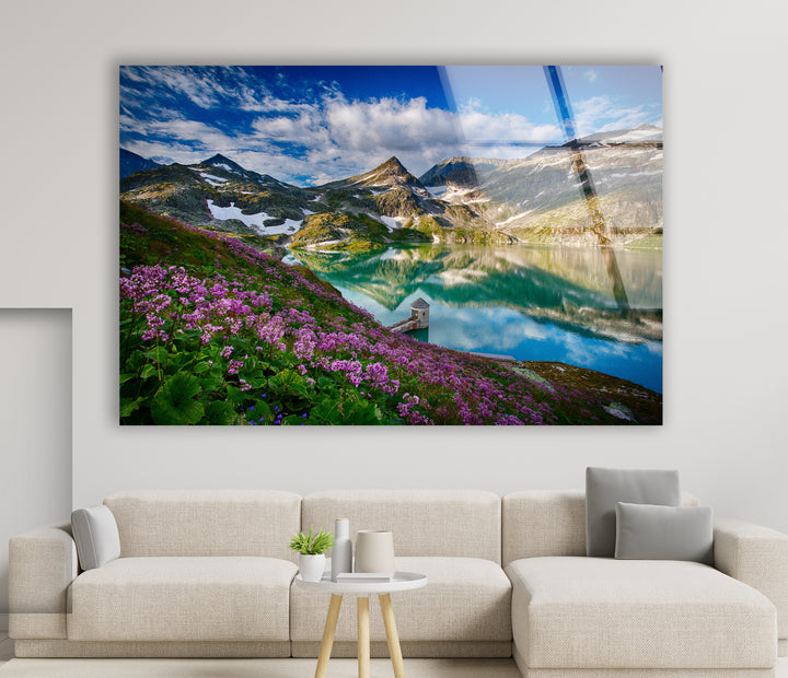 Norwegischer Fjord – Glaswandkunst – Majestätischer Berg mit blühenden Blumen