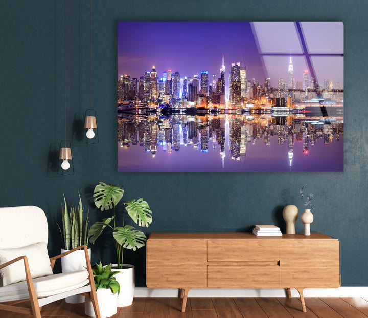Glaswandkunst mit Skyline von New York City – Kultige Skyline von Manhattan mit atemberaubender Spiegelung am Wasser