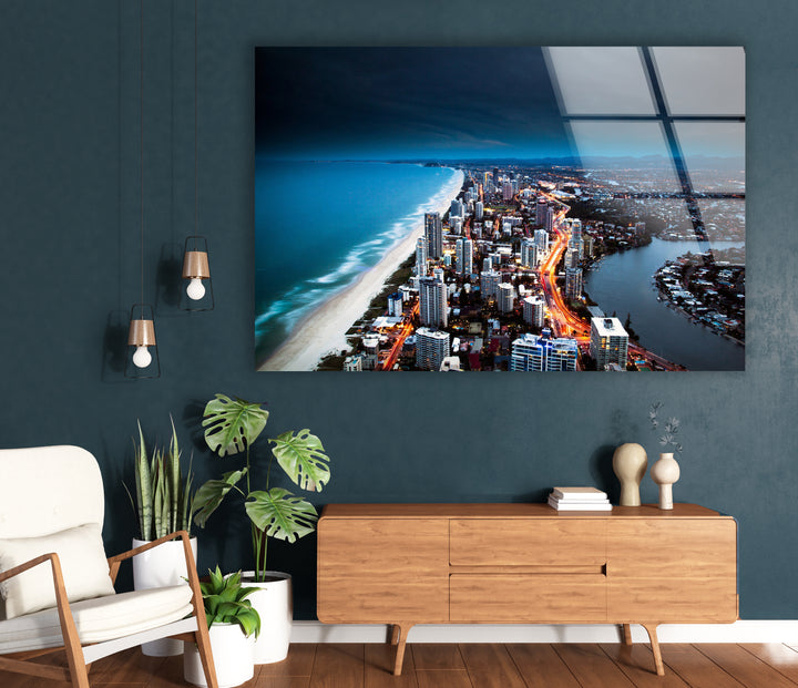 Glaswandkunst mit Skyline von Gold Coast – Majestätischer Blick auf die australische Küstenstadt bei Nacht