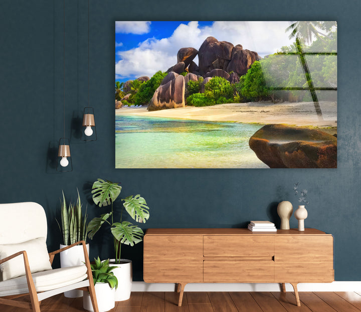 Granite Coastline Wandkunst – Üppiger tropischer Strand-Glasdruck 
