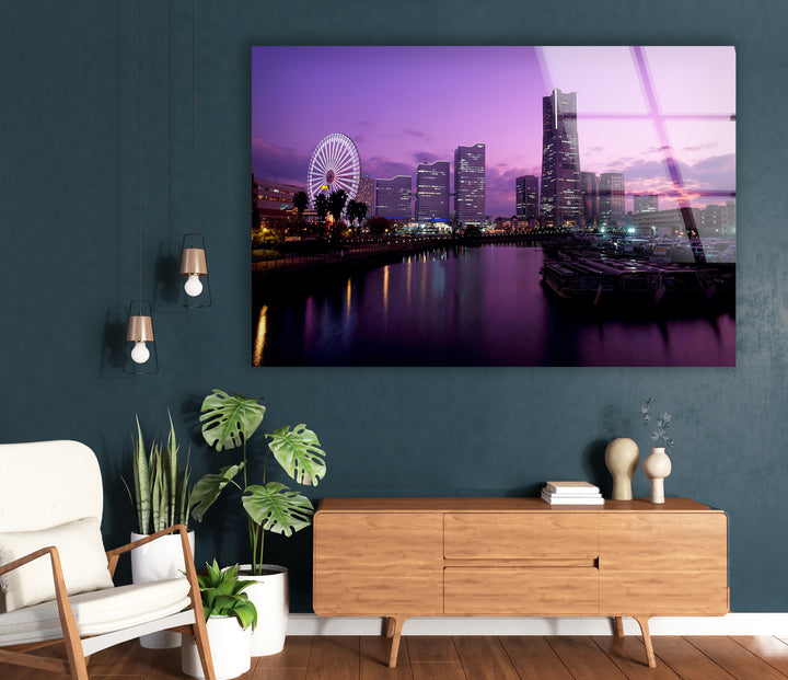 Glaswandkunst mit der Skyline von Yokohama – Atemberaubender Blick auf das Wasser mit Riesenrad bei Sonnenuntergang