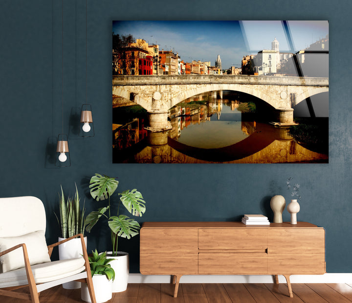 Glaswandkunst mit der Girona-Brücke – malerischer Blick auf die spanische Stadt mit Spiegelung im Fluss