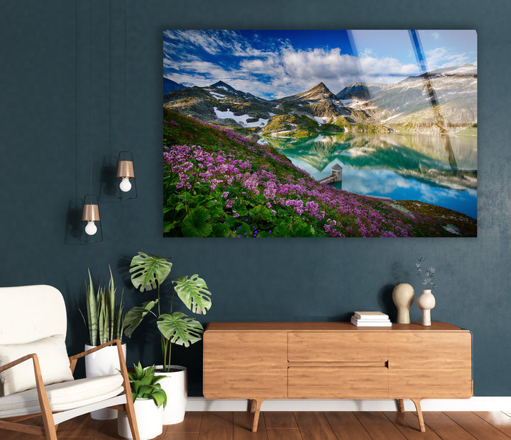 Norwegischer Fjord – Glaswandkunst – Majestätischer Berg mit blühenden Blumen
