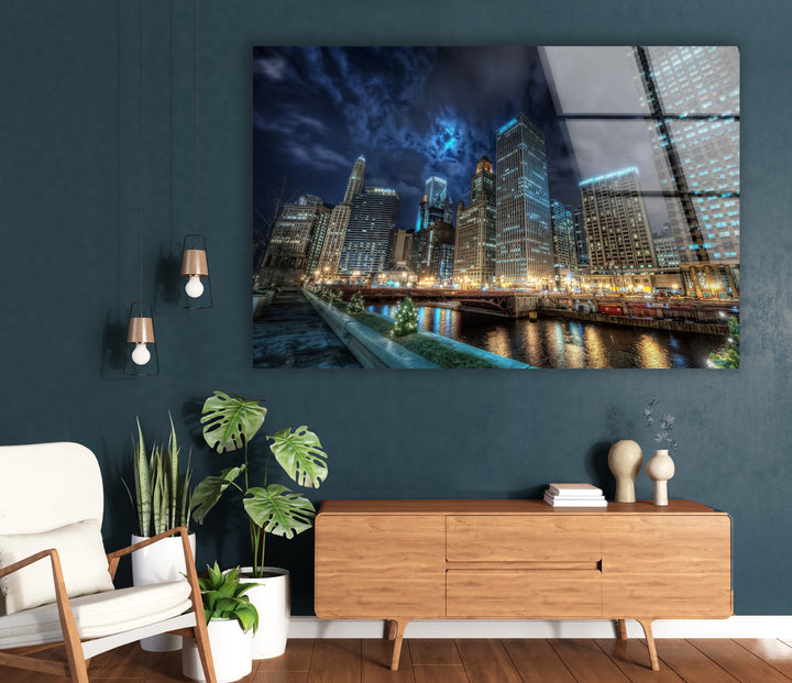 Glaswandkunst mit der Skyline von Chicago – Majestätischer Blick auf Chicagos berühmten Fluss und die Wolkenkratzer bei Nacht