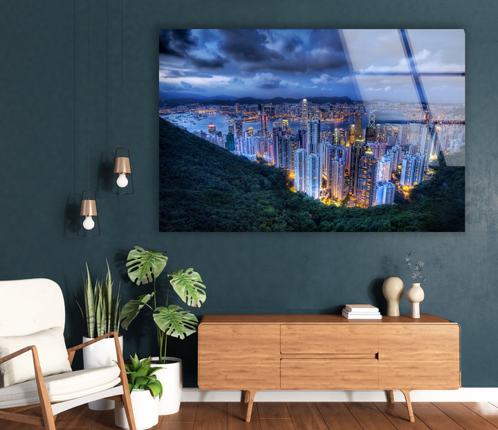 Glaswandkunst mit Skyline von Hongkong – Atemberaubender Blick auf die Lichter der Stadt und den Hafen in der Abenddämmerung
