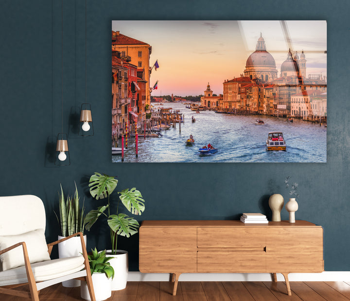Glaswandkunst am Kanal von Venedig – Ikonischer Blick auf den Canal Grande bei Sonnenuntergang mit Booten