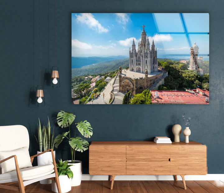 Glaswandkunst der Tibidabo-Kathedrale – Majestätischer Blick auf Barcelonas berühmten Berg und die Kirche