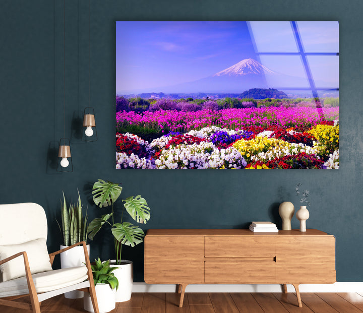 Glaswandkunst mit dem Fuji und dem Blumenfeld – Majestätischer Blick auf Japans ikonische Berge und blühende Landschaft