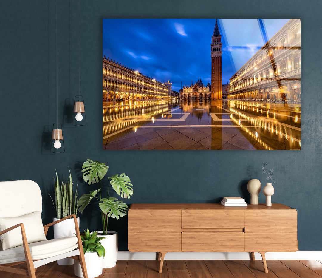 Glaswandkunst am Markusplatz – Majestätisches Wahrzeichen von Venedig mit beleuchtetem Campanile