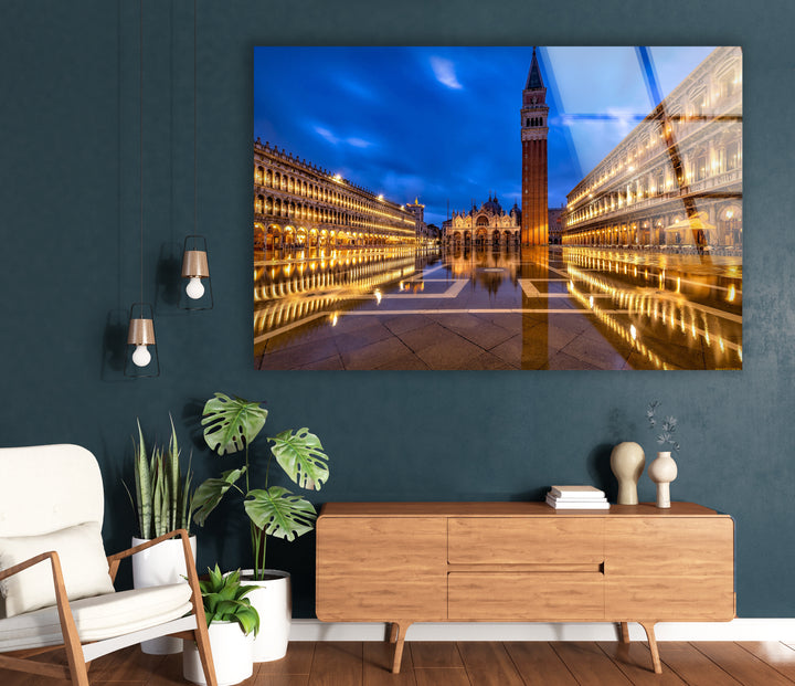 Glaswandkunst am Markusplatz – Majestätisches Wahrzeichen von Venedig mit beleuchtetem Campanile