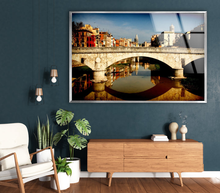Glaswandkunst mit der Girona-Brücke – malerischer Blick auf die spanische Stadt mit Spiegelung im Fluss