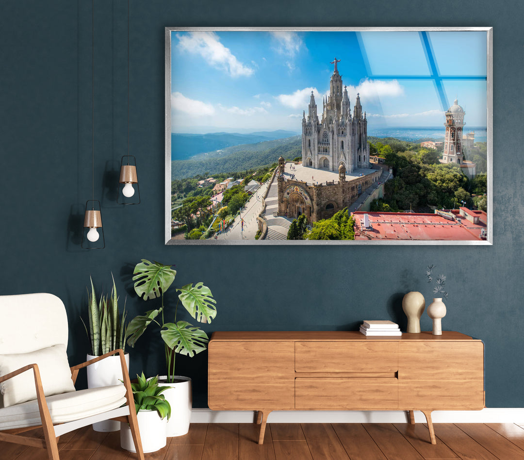Glaswandkunst der Tibidabo-Kathedrale – Majestätischer Blick auf Barcelonas berühmten Berg und die Kirche