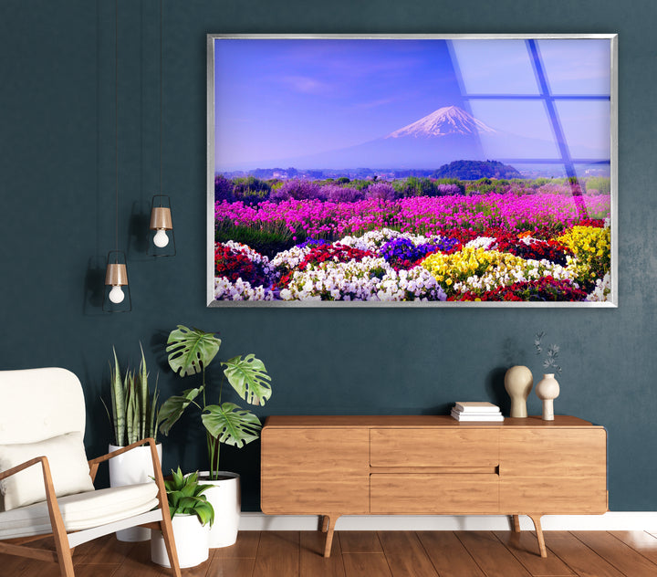 Glaswandkunst mit dem Fuji und dem Blumenfeld – Majestätischer Blick auf Japans ikonische Berge und blühende Landschaft
